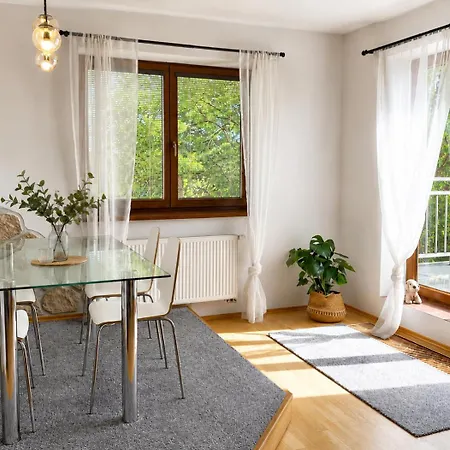 Spacious With Free Parking Near Prague Apartment *