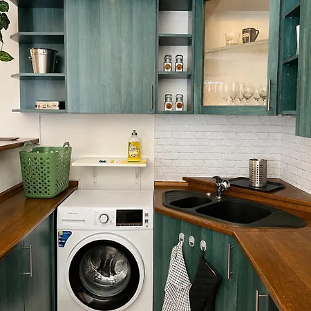 Spacious With Free Parking Near Prague Apartment