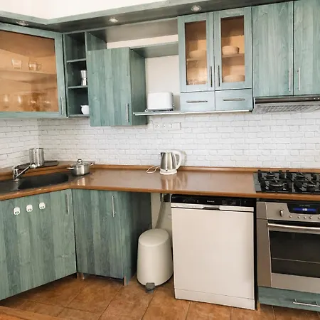 Spacious With Free Parking Near Prague Apartment