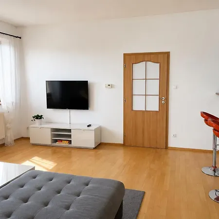 Spacious With Free Parking Near Prague Apartment Rudná