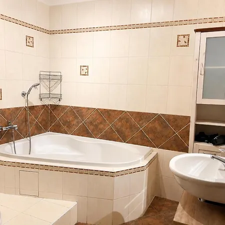 Spacious With Free Parking Near Prague Rudná