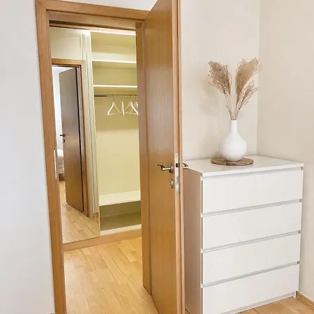 Spacious With Free Parking Near Prague Rudná