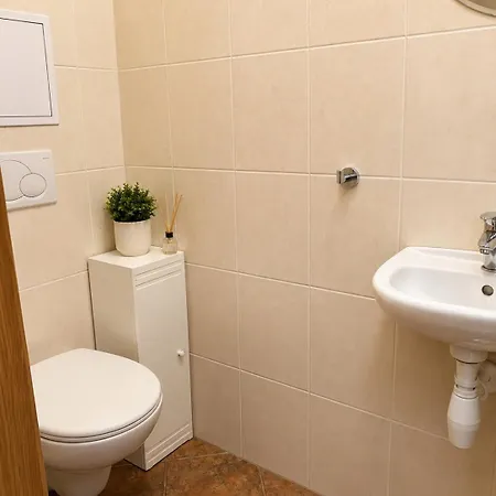 Apartment Spacious With Free Parking Near Prague *