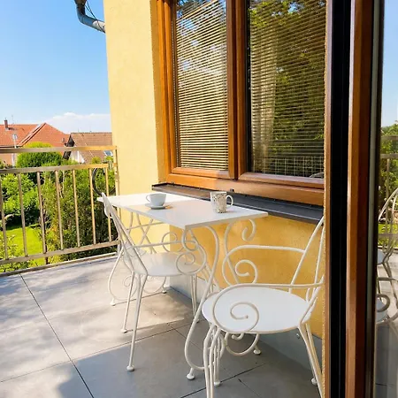 Spacious With Free Parking Near Prague Apartment *